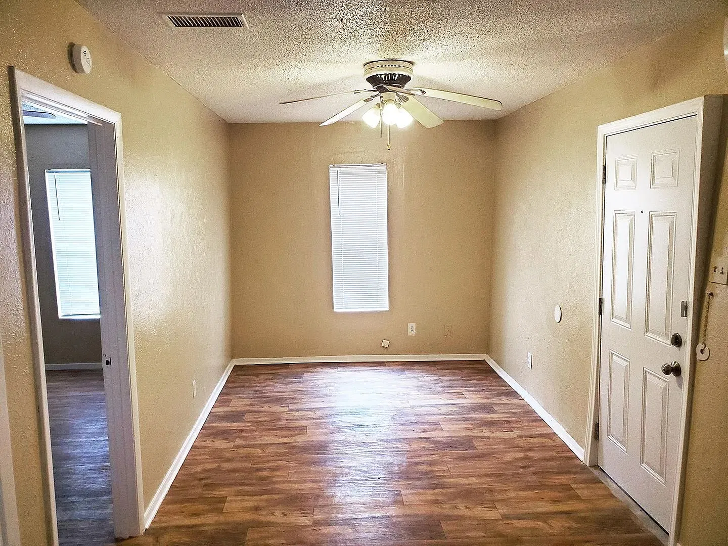 Cozy 1-Bedroom Home in Midlothian — Photo 3