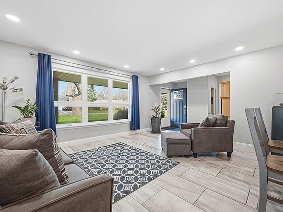 4th image of 300 N Bayberry Ln