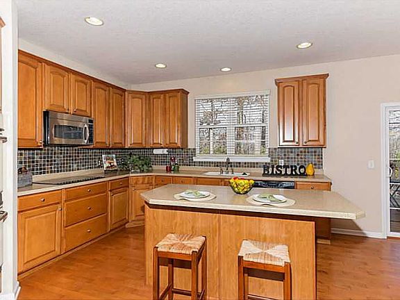 2nd image of 6829 Woodhaven Pl