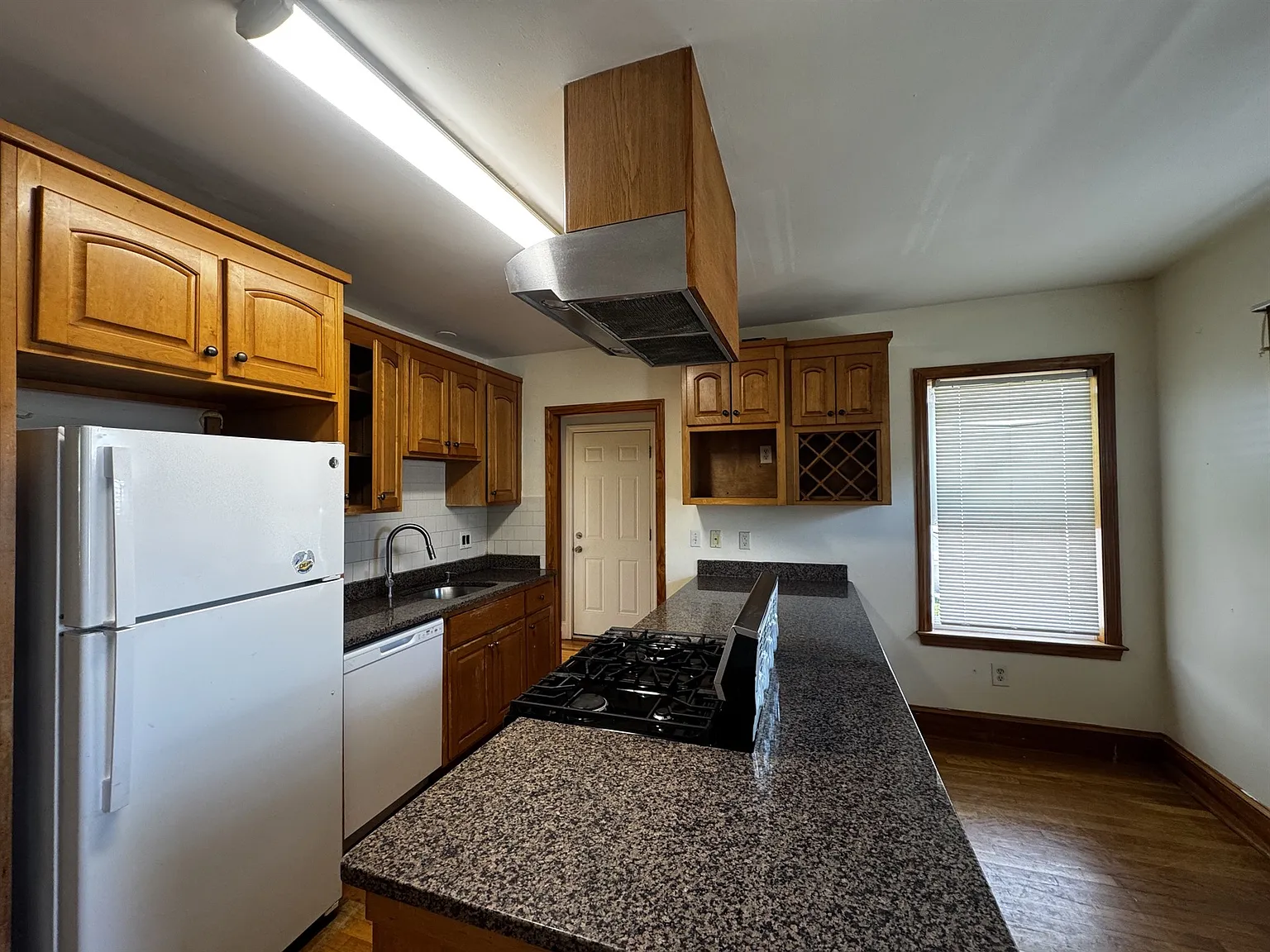 2 bed, 760 sqft, $2,750 — Photo 2