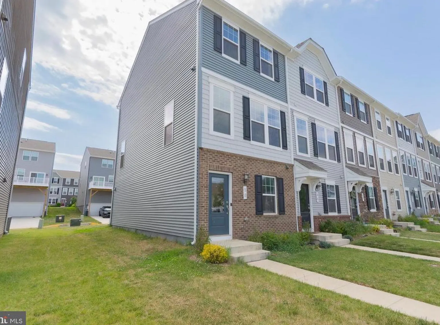 2 bed, 2.5 bath, 1395 sqft, $1,800 — Photo 2