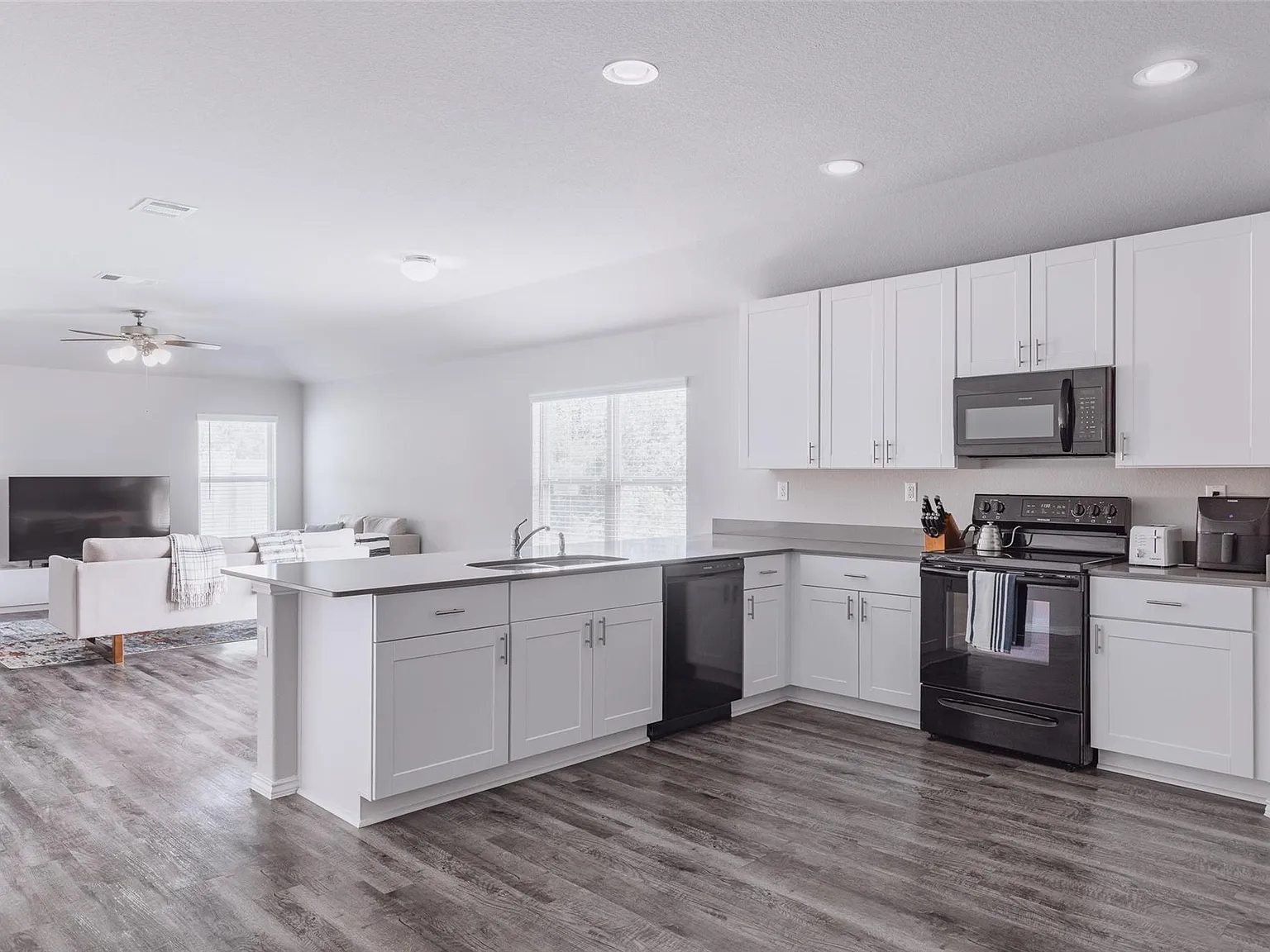 4 bed, 2.0 bath, 1760 sqft, $2,199 — Photo 2