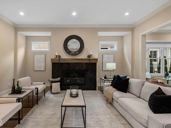 5th image of 14980 Oak Hollow Ln E