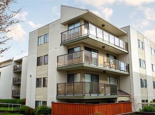 2757 Quadra St #402, Victoria, BC V8T4E5