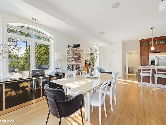 4th image of 2258 W Grand Ave #3
