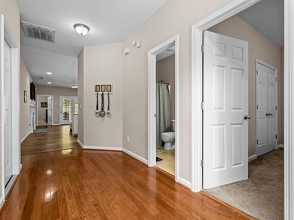 4th image of 1050 Fairbank Ln