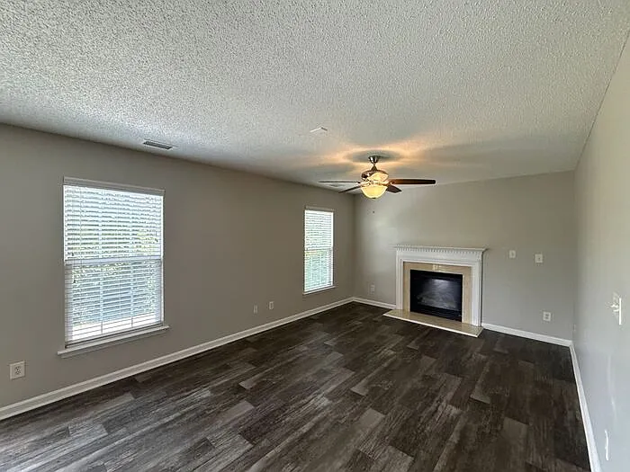 4 bed, 2.5 bath, 1830 sqft, $2,095 — Photo 3