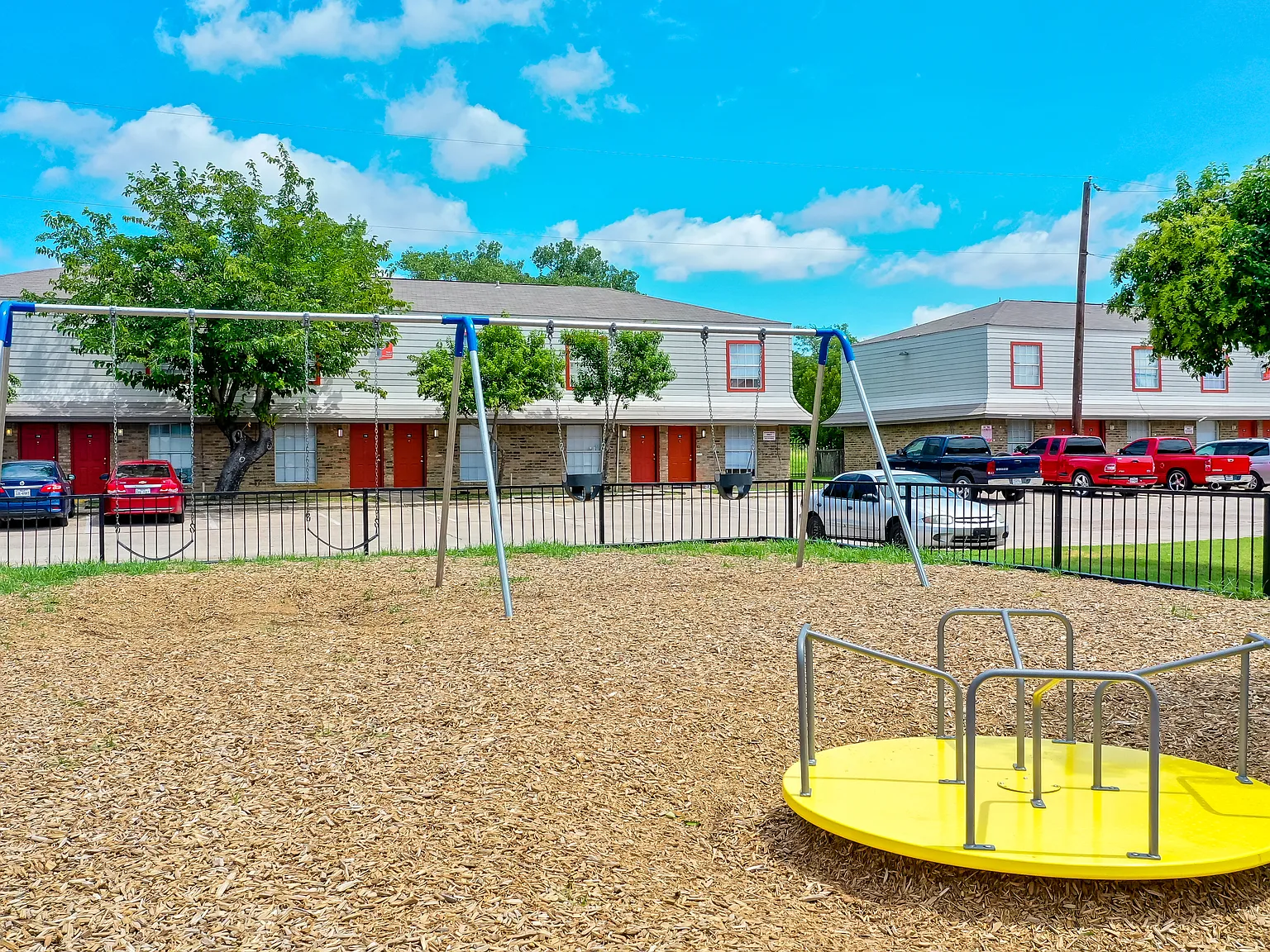 Las Lomas Apartments — Photo 4