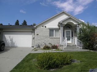 208 Mandan Ln, Cheyenne, WY 82009