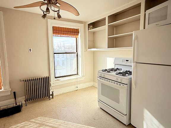 5th image of 131 Mercer St APT 4