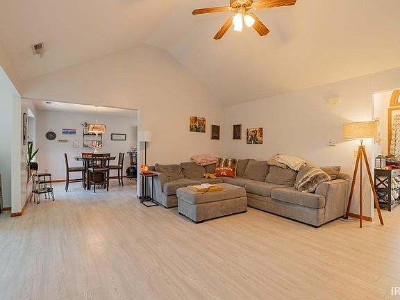 3rd image of 210 Woodland Trl