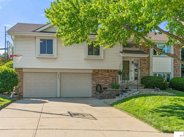 16734 Pierce Cir, Omaha, NE 68130