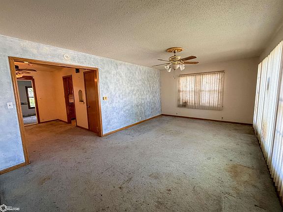 3rd image of 612 1st St SE