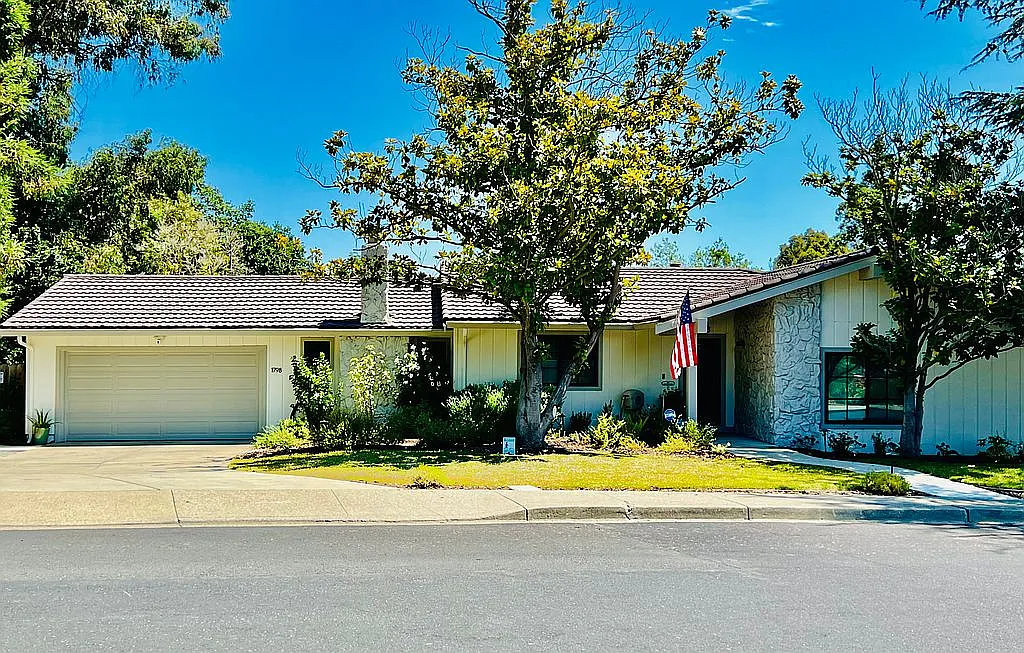 1798 La Playa Dr photo 1