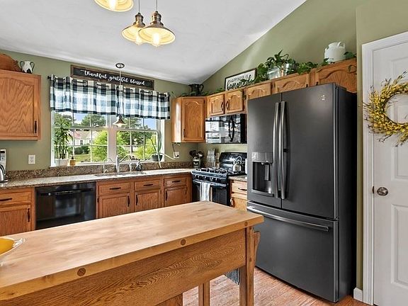 4th image of 301 Raymond Rd