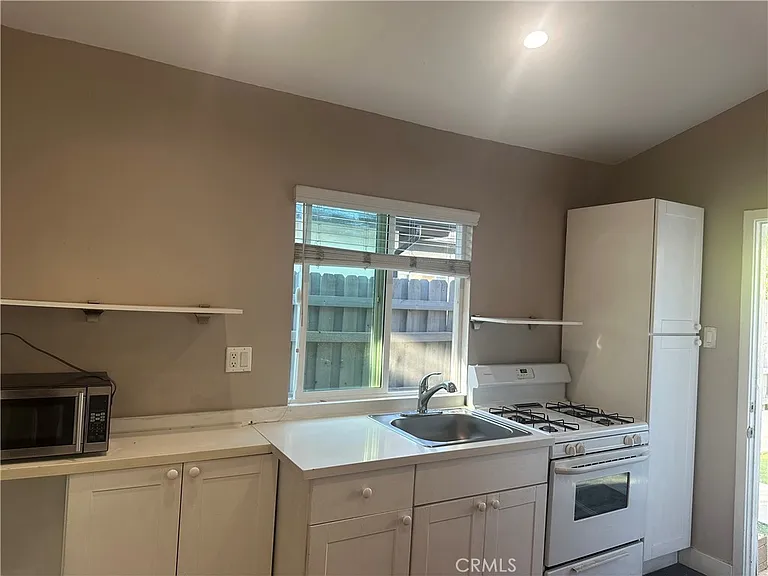7024 Wilbur Ave — Photo 4
