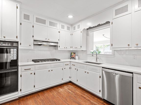 5th image of 28 Lake Fairfield Dr