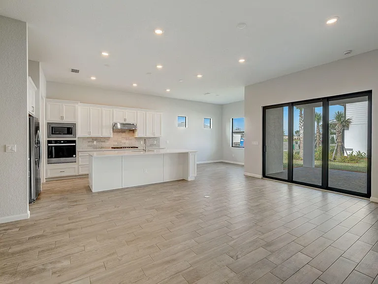837 SE Courances Dr — Photo 7