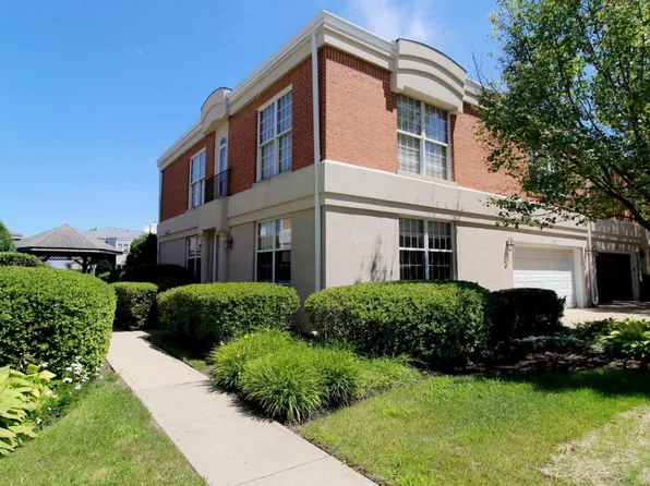 430 Town Place Cir, Buffalo Grove, IL 60089