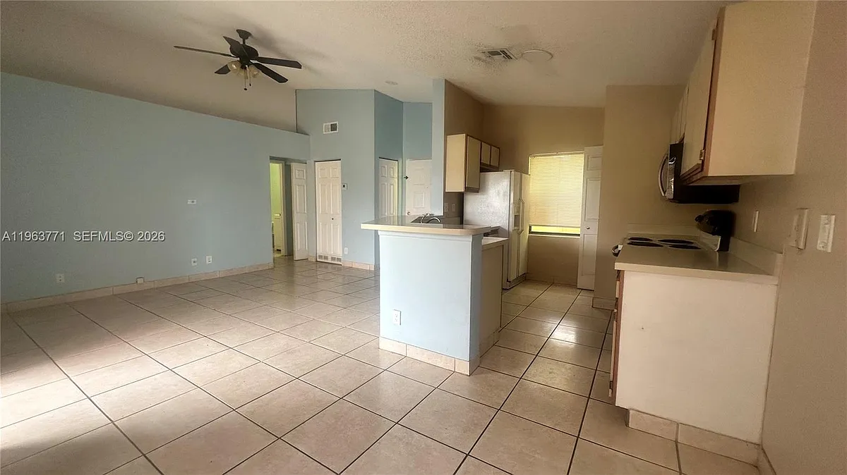Building Photo - 9999 Summerbreeze Dr #315