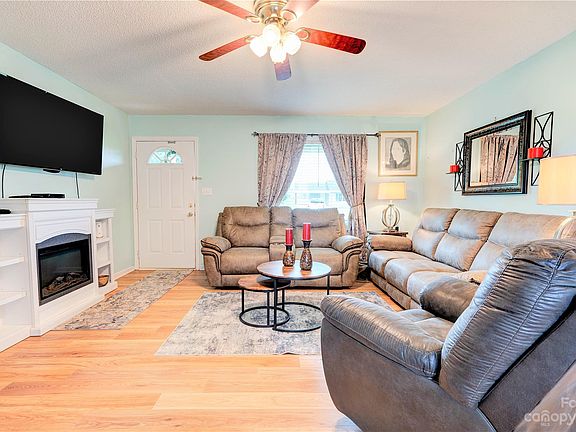 3rd image of 410 Farmhurst Pl