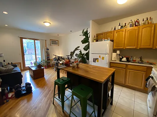 Rented by Capri Jet Realty Corp | media 8