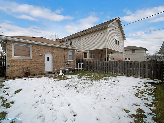3rd image of 7523 N Oketo Ave