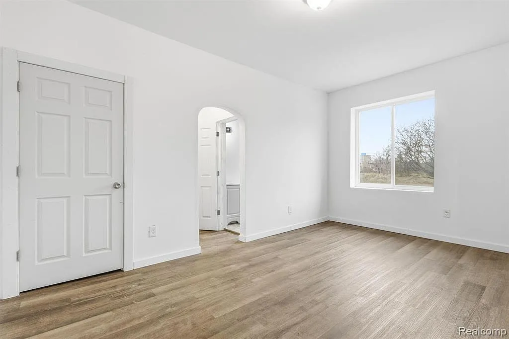 Studio, 1.0 bath, 400 sqft, $700 — Photo 4