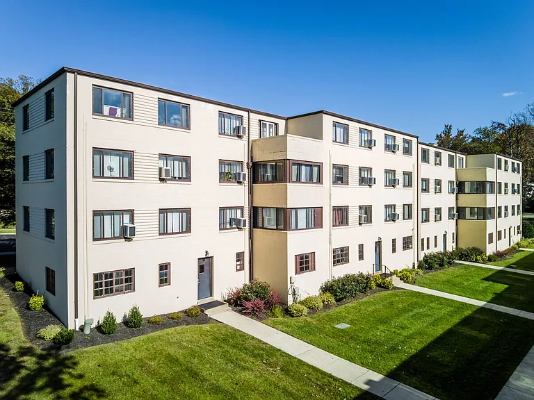 Parkway Garden Apartments — Photo 9