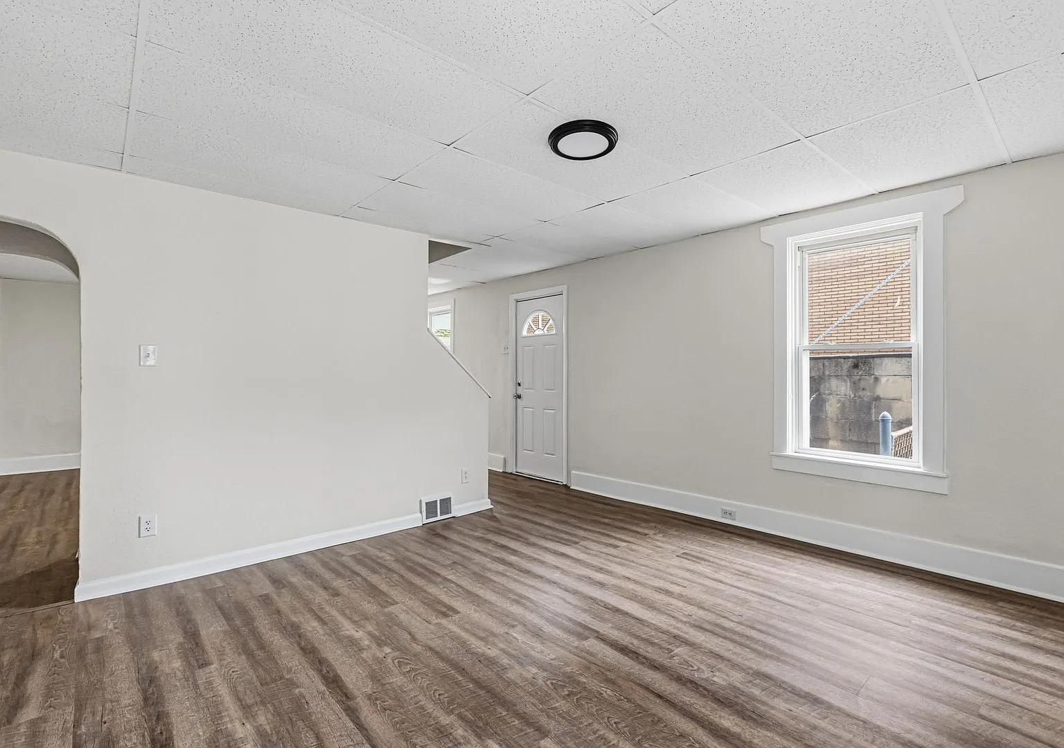 3 bed 1 bath - great location, updated, central air, laundry — Photo 2