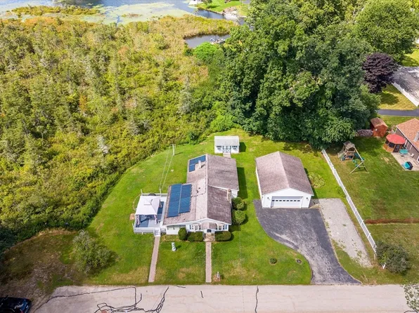 1 Freeman Ave, Webster, MA 01570