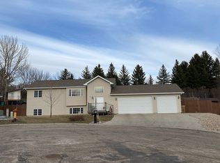 1516 Golden Valley Ln, Minot, ND 58703