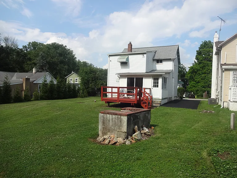 1058 Mount Pleasant Ave — Photo 2