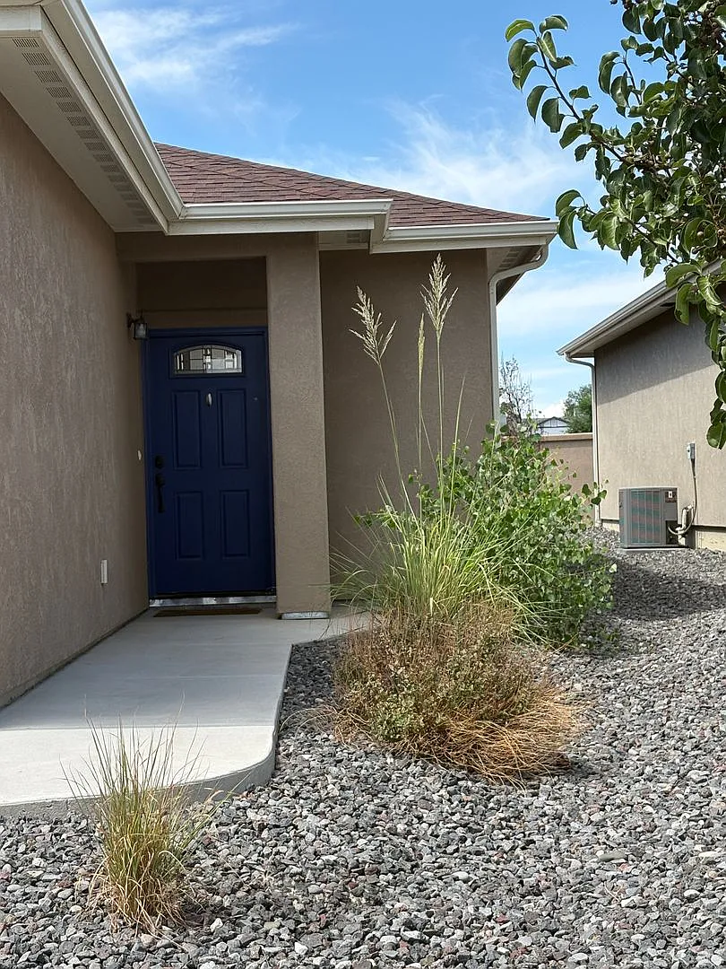 Beautiful home available now! — Photo 1