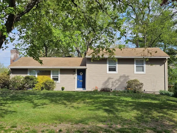 24 Vanguard Ln, Longmeadow, MA 01106