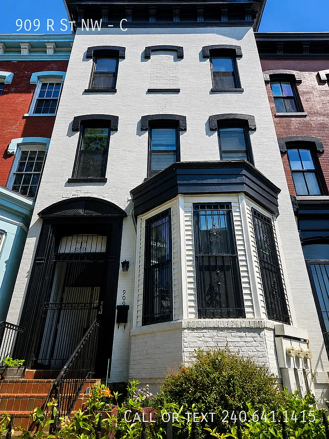 Charming 1 BR / 1 BA Apartment in Shaw! — Photo 1
