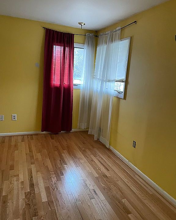 1st image of 122 Adrienne Ave