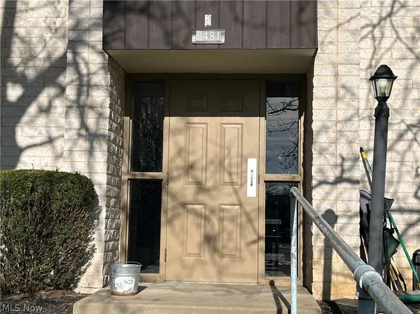 8481 N Akins Rd APT 102, North Royalton, OH 44133