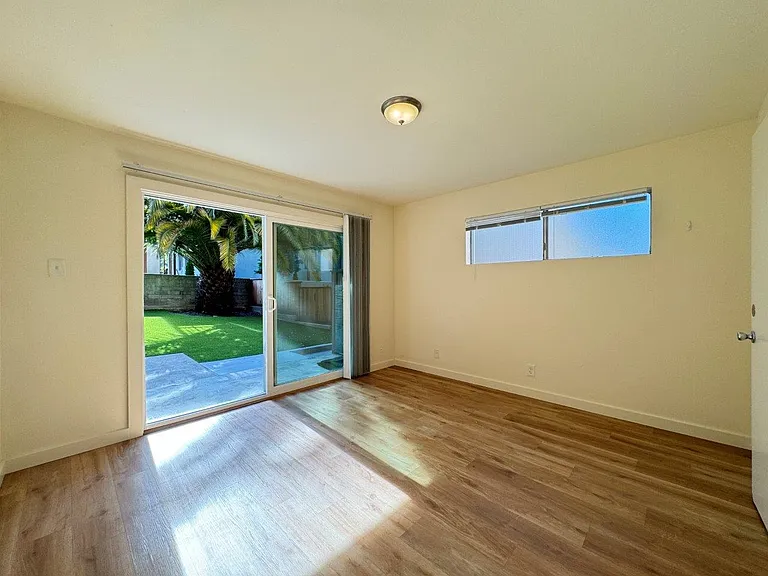 1555 Oxford Street — Photo 15
