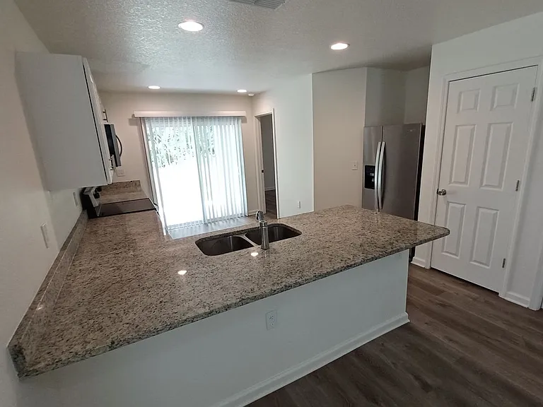 614 Hannah St — Photo 5