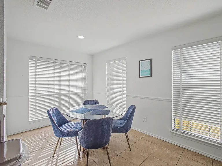 913 Sandhurst Dr — Photo 21