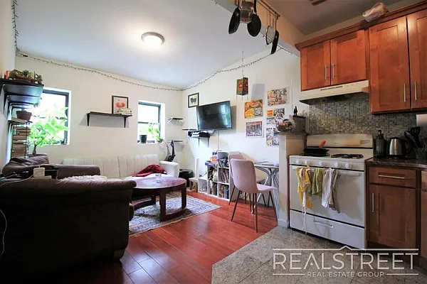 Rented by Real Street Inc | media 29