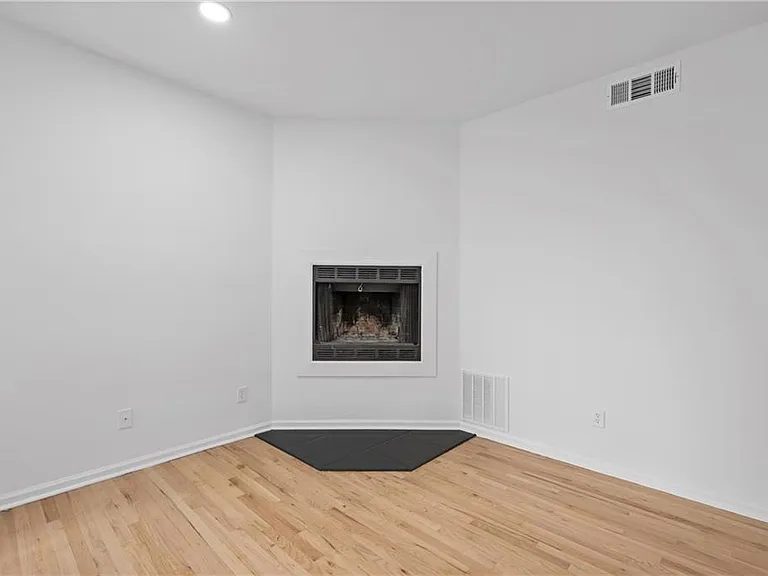 567 Winton Ter NE #D — Photo 5