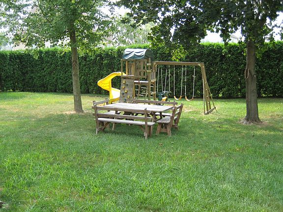 Backyard lined w/trees