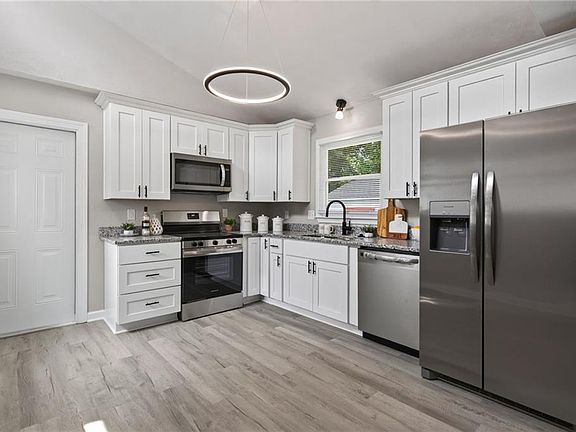 2nd image of 212 Woodbury Forrest Dr