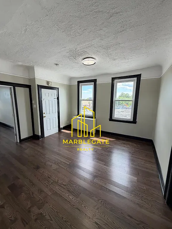 3 bed, 1050 sqft, $2,200 — Photo 3