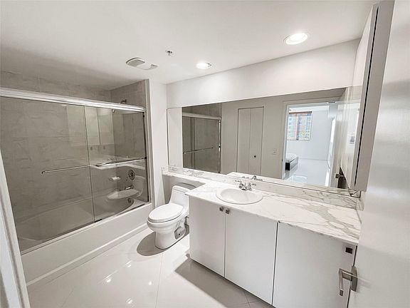 4th image of 2775 NE 187th Street #627