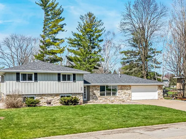 1835 Dexter St, New London, WI 54961