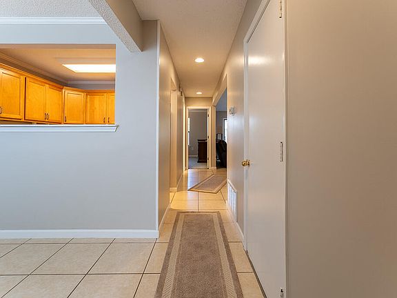 4th image of 667 Sandalwood Dr