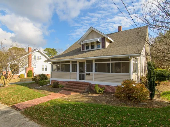 14 Lake St, Onancock, VA 23417